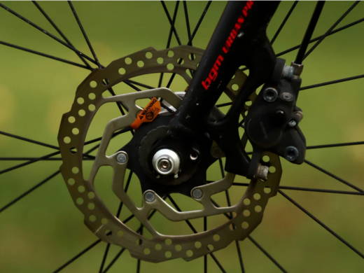 Do e-bikes use mechanical or hydraulic disc brakes?